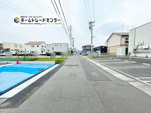 【前面道路含む現地写真】前面は交通量の少ない南側5.26m道路です。ゆとりがあり交通量も少なく、駐車も落ち着いて行える環境になっています♪
