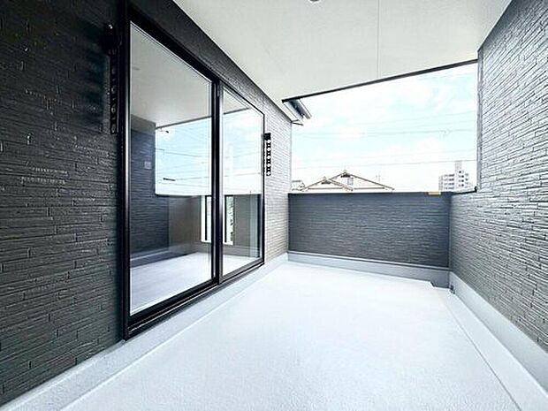 【バルコニー】２号棟
奥行を広めに取った南向きバルコニー。家族分の洗濯物もしっかり干せます。日当たりも良く、毎日のお洗濯が楽しくなりそう♪