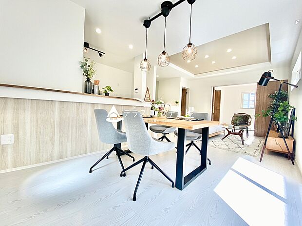 【リビング】白を基調としたシンプルなリビング空間です。お気に入りの家具を置いたり、お部屋作りが楽しめそうですね。
※施工例(家具は販売価格に含まれません。)