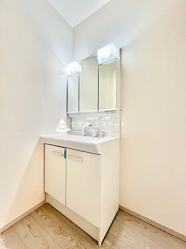 【独立洗面台】女性に嬉しい三面鏡ドレッサータイプ♪鏡裏には収納付きなので小物などを収納してスッキリとした空間に！
