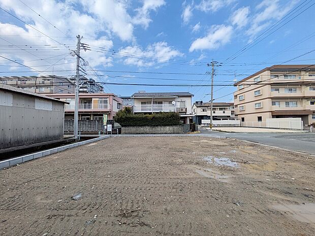 『人目が気にならない角地』
太陽が昇る東側から柔らかな陽が差し込み、日中は南側から暖かな陽が差し込みます♪西鉄天神「津福」駅まで徒歩9分、平坦な道で行ける人気の角地!ぜひお早めにお問い合わせください