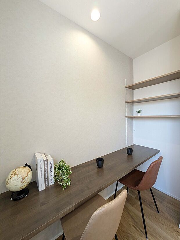 【【1号棟：カウンター】】お子様のお勉強、お仕事スペースに最適なカウンターを、キッチンの目の前に設置しております。