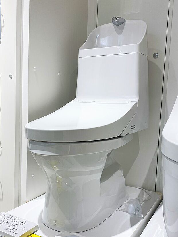 【トイレ】汚れが隠れる場所がない！TOTO独自の新技術「スゴフチ」
お掃除のしやすさを極めたフチ形状「スゴフチ」は汚れがかくれる場所がありません。
汚れてもサッとひとふきで、清潔キープ♪