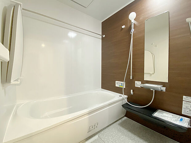 【お風呂【B号棟】】TOTO製のオリジナルほっカラリ床は畳のような気持のいい感覚。物を落とした際の音も響かず、膝をついても痛くありません！