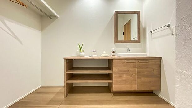 【洗面台】木目調のキャビネットタイプは、側面や棚板まで木目で統一されていて、まるで家具のような一体感があります。
広めのカウンターは、入浴後の着替えを置いたりするのに十分なスペースがあります！