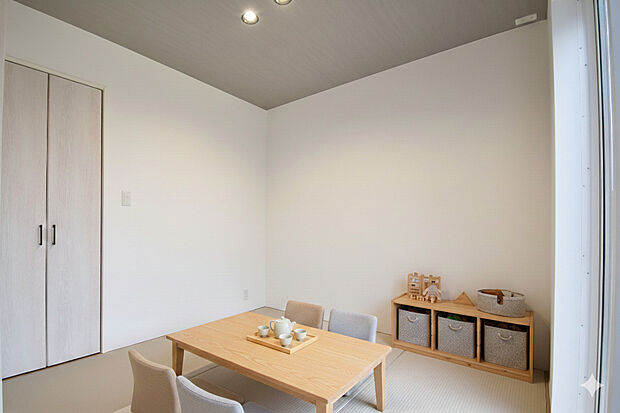 【【和室】】リビングの隣には、4.5帖の和室付き!高齢者や子どもでも階段を使わずに移動でき、安全で安心した生活が送れるため、将来を見据えて欲しくなる部屋です。
※一部AIによる加工を施しています。