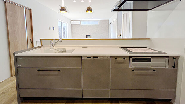 【システムキッチン】タカラスタンダード社の計算されつくした収納の使い勝手の良さや、人工大理石の傷がつきにくいカウンタートップなど、有名メーカーならではのクオリティのキッチンです。