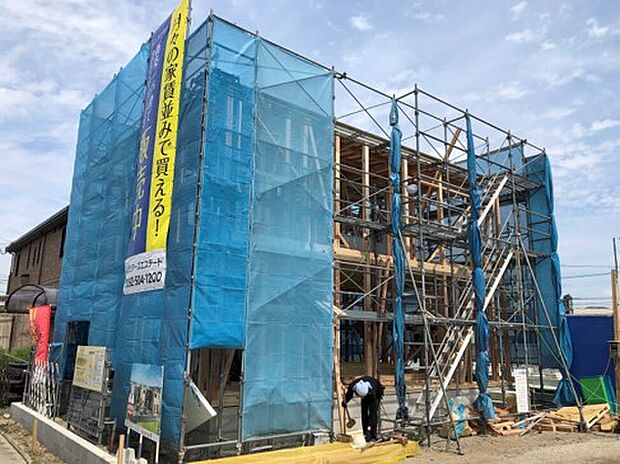 【木造軸組み工法】日本古来の工法で、在来工法とも呼ばれます。  柱を立て、梁を渡し、筋交いで補強します。  
現在も日本の新築戸建の7割がこの工法によって建てられています。