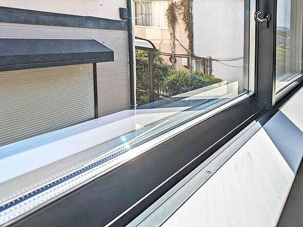 【アルミ樹脂複合窓（サッシ）】室外側は耐久性や強度に優れたアルミを採用。室内側には、熱を伝えにくい樹脂を採用し、熱の出入りを抑えます。