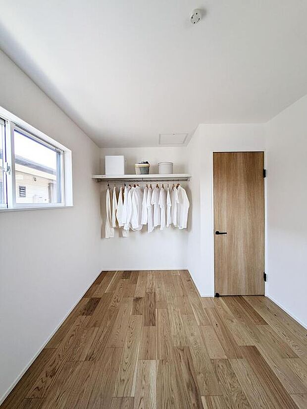 【【同仕様：洋室クローゼット】】扉が無い「オープンクローゼット」タイプの洋室です。
扉が無い分、換気もしっかりとでき、お部屋のアレンジもしやすく、開放的で有意義に生活が出来ます♪