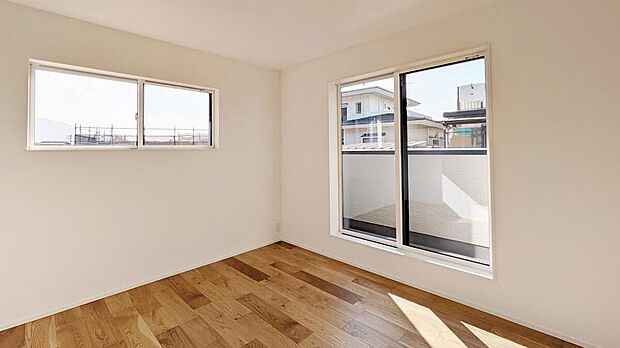 【【同仕様：寝室】】主寝室から直接バルコニーへ出られ、朝の光と風を感じられる心地よい空間です。明るく開放的な時間を過ごせます。