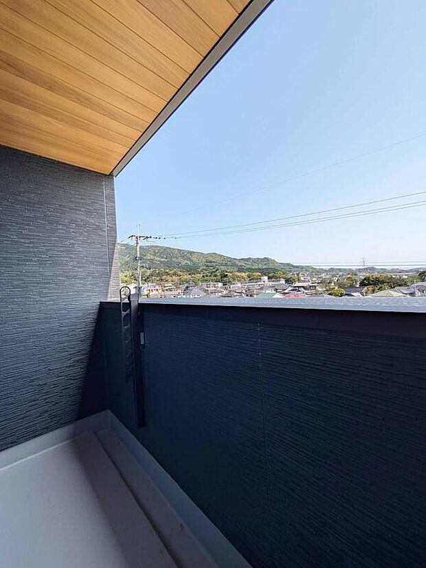 【【同仕様：バルコニー】】南向きのバルコニーだから、一日を通して日当たりバッチリ！洗濯物がしっかり乾きやすく、布団干しにもぴったりです♪
日差しがたっぷり入るので、植物を育てたり、ちょっとしたリラックスにも♪