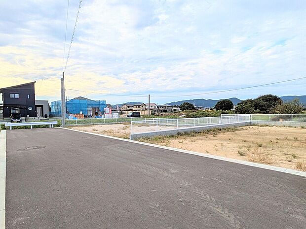 【【1号棟／現地写真】】前面道路は約6ｍのゆとりがあり人通りも少ないため、落ち着いて車の出し入れができます！