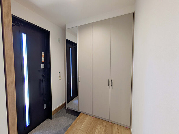 【≪同仕様写真≫ 【玄関】】お出かけ前の身だしなみチェックができる鏡付きの大型玄関収納!靴や荷物もたっぷりしまえて、いつもすっきり綺麗な空間を保てます。家族みんなが笑顔で使える快適な玄関♪