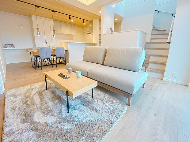 【 【弊社施工例/リビング】】空間を緩やかにつなぐスキップフロアを採用した住まい。リビングが広く感じられ、開放感のある空間へと演出します。※画像にはオプション商品も含まれております。