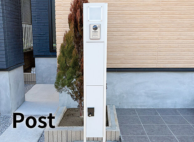 【【Post】 (Brown プラン)】小型の宅配ボックス機能付きのポスト一体型機能門柱。留守の時にも安心して荷物を受け取ることができます。