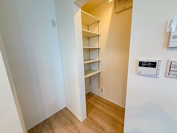 【＜施工事例＞パントリー】ストック品の収納スペースにも困らない大容量パントリーも♪