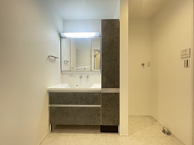 【＜施工事例＞洗面台】掃除のしやすい三面鏡の洗面台です！