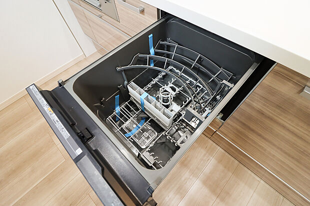 【【食器洗浄乾燥機】】■後片付けをサポート！食事後の家族のくつろぎタイムもゆっくりともてます。環境にも手肌にも優しい設備です。※写真は施工例です。
