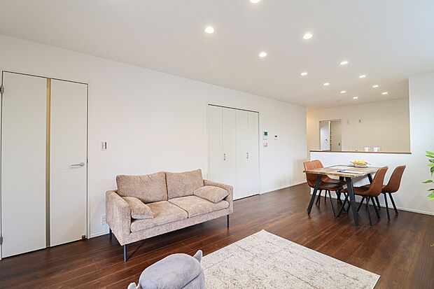 【1号地 LDK】対面キッチンは、調理中もご家族の様子を確認できる安心設計。キッチンにいながら自然と会話が生まれます。(写真撮影2025.11)