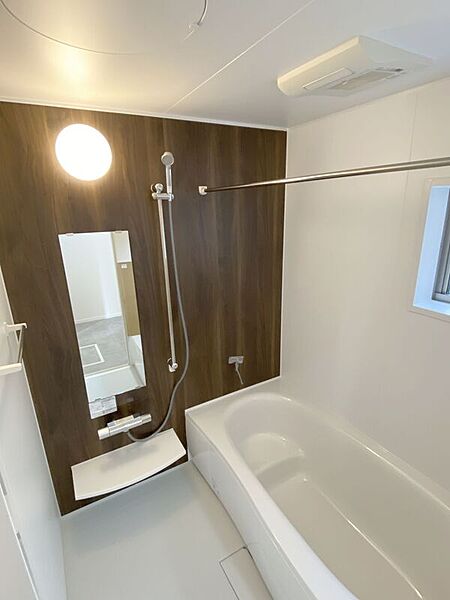 ・浴室干し用に電気式浴乾機・物干しポールを設置。