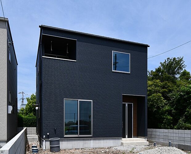 家族が集まるリビングは広々16.6帖！キッチンからもリビングが見渡せるためどこに居ても家族を感じ、会話もはずみますね。
 撮影月：2025年7月※外構工事中！