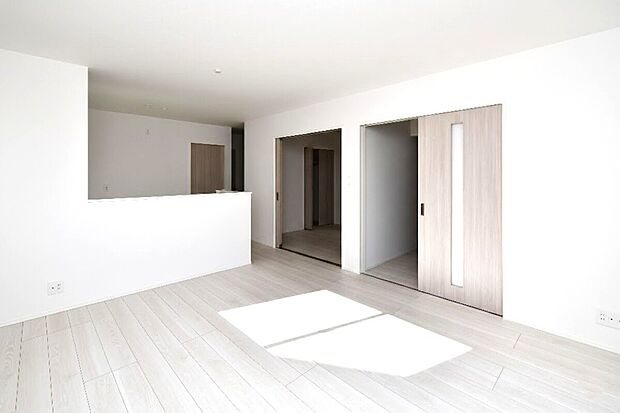 家族が集まるリビングは広々15.1帖!キッチンからもリビングが見渡せるため、どこに居ても家族を感じ、会話もはずみますね。 ※7号棟