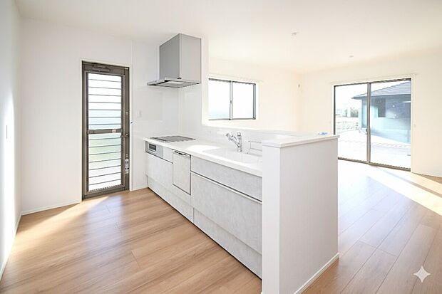 対面式キッチンは家事をしながら家族を見守り、コミュニケーションの取れる人気のスタイル。食洗器付きで洗い物の時間を削減でき、家事の負担を軽減してくれるキッチンです。（15号棟）