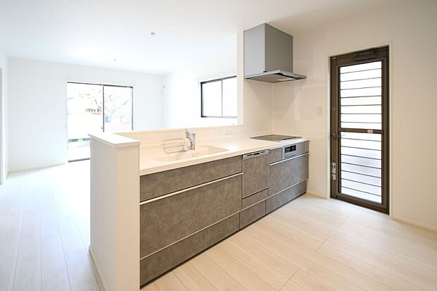 対面式キッチンは家事をしながら家族を見守り、コミュニケーションの取れる人気のスタイル。食洗器付きで洗い物の時間を削減でき、家事の負担を軽減してくれるキッチンです。