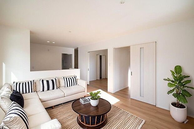 4台駐車できるゆとりのカースペース。間取りは4LDKと、プライベートスペースをしっかり確保しつつ、楽しい家族団らんもできる住まいです♪※CGにて家具を配置しています。