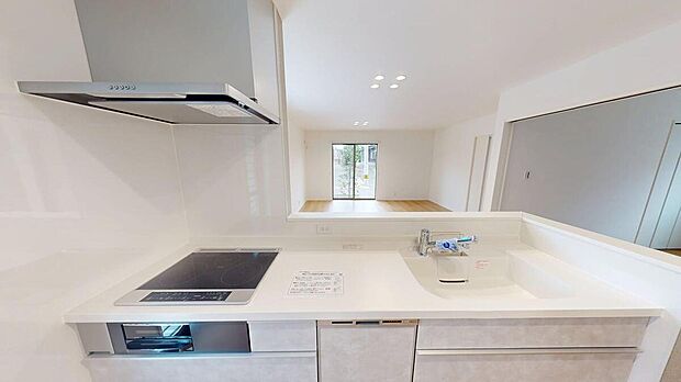 対面式キッチンは家事をしながら家族を見守り、コミュニケーションの取れる人気のスタイル。食洗器付きで洗い物の時間を削減でき、家事の負担を軽減してくれるキッチンです。※施工事例です。26号棟