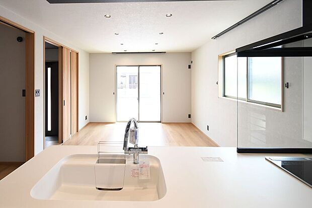 対面式キッチンは家事をしながら家族を見守り、コミュニケーションの取れる人気のスタイル。食洗器付きで洗い物の時間を削減でき、家事の負担を軽減してくれるキッチンです。※施工事例です。