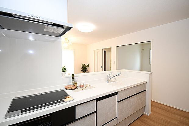 家族が集まる明るいリビング!お子様のお勉強をダイニングで済ませるようにすると家事をしながらお子様の頑張りを見守れます♪ ※施工事例です。実物とは異なります。詳しくはお問い合わせください。