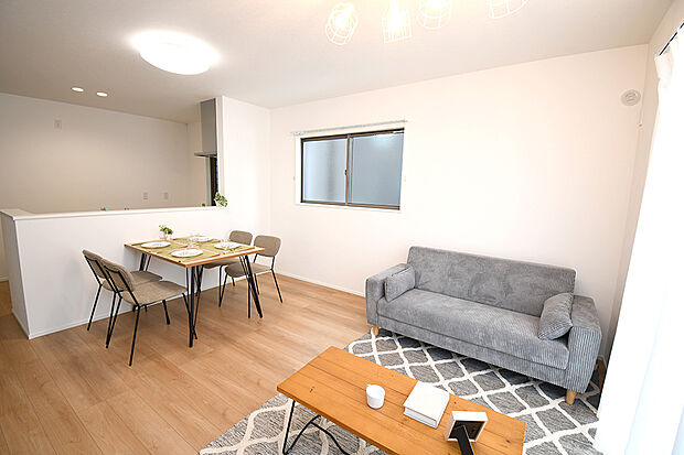 家族が集まるリビングは広々15.1帖!キッチンからもリビングが見渡せるため、どこに居ても家族を感じ、会話もはずみますね。 ※施工事例です。実物とは異なります。詳しくはお問い合わせください。