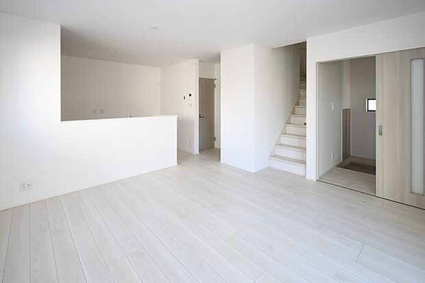 家族が集まる明るいリビング!お子様のお勉強をダイニングで済ませるようにすると家事をしながらお子様の頑張りを見守れます♪ ※施工事例です。実物とは異なります。詳しくはお問い合わせください。