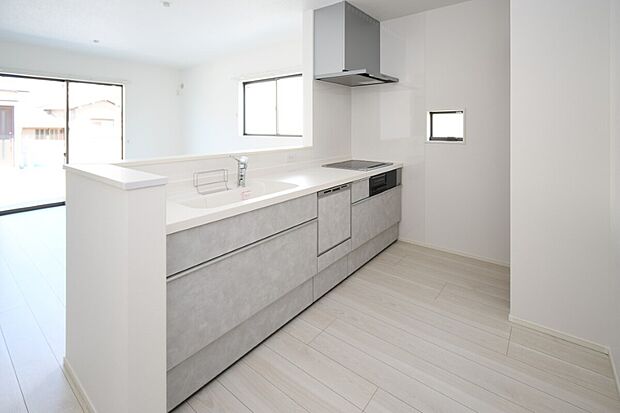 対面式キッチンは家事をしながら家族を見守り、コミュニケーションの取れる人気のスタイル。食洗器付きで洗い物の時間を削減でき、家事の負担を軽減してくれるキッチンです。※画像はイメージです