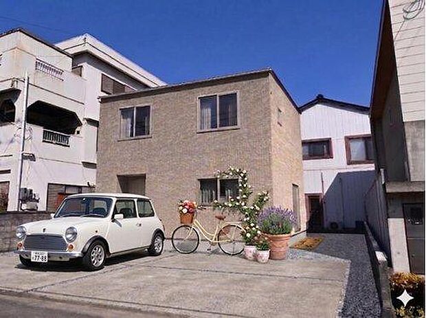 4台分は十分駐車できるカースペース。間取は3LDKと、プライベートスペースをしっかり確保しつつ、楽しい家族団らんもできる広々19.2帖のLDKがある住まいです♪ ※画像はイメージです。