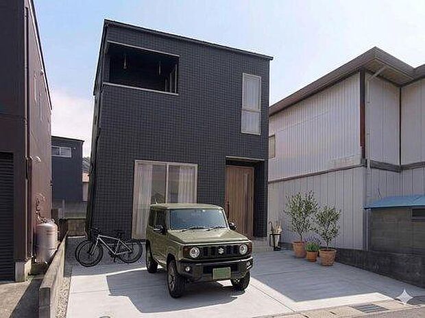 2台駐車できるゆとりのカースペース。間取りは3LDKと、プライベートスペースをしっかり確保しつつ、楽しい家族団らんもできる住まいです♪　※画像はイメージです。