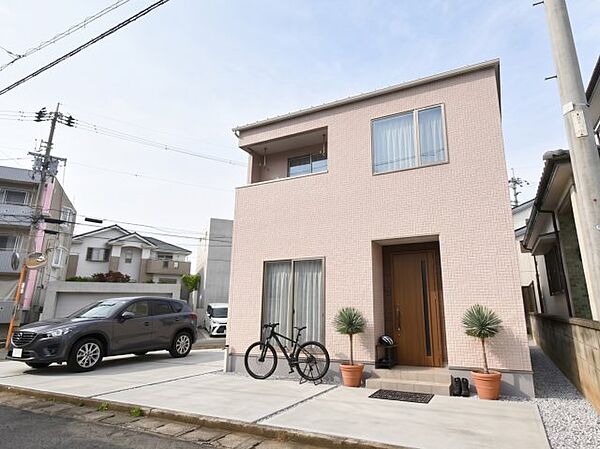 4台分は十分駐車できるカースペース。間取は4LDKと、プライベートスペースをしっかり確保しつつ、楽しい家族団らんもできる広々15.1帖のLDKがある住まいです♪ ※画像はイメージです。