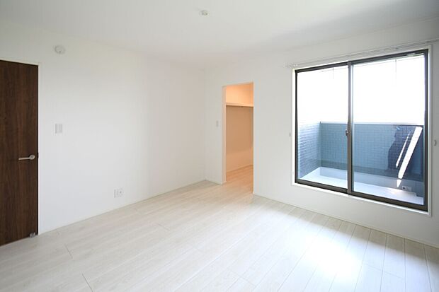 【主寝室】主寝室は広々していて安らげる空間に。大きな窓から光が差し込み、朝の目覚めも良さそう♪ 