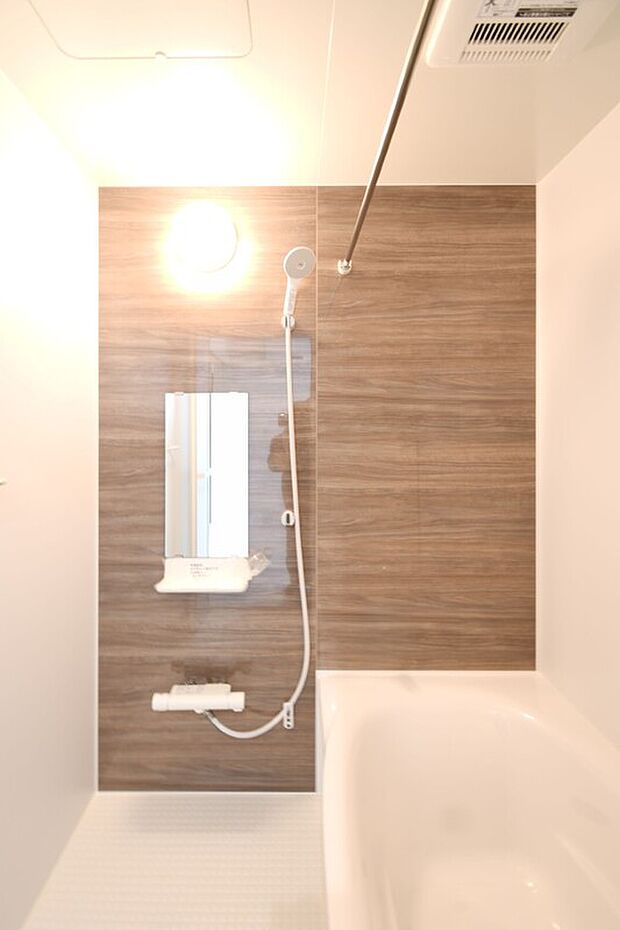 【浴室】1日の疲れをほぐす、とっておきのリラクゼーションタイムを楽しむバスルーム。 美しく、機能的なデザインを採用、清潔感あふれる心地よい空間づくりにこだわりました。 