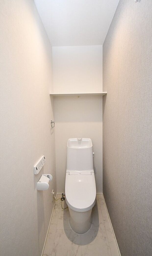 【トイレ】温水洗浄便座トイレ。新素材により、気になる便座もサッとひとふきでキレイになります。