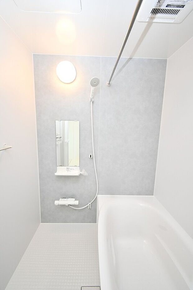 【浴室】1日の疲れをほぐす、とっておきのリラクゼーションタイムを楽しむバスルーム。 美しく、機能的なデザインを採用、清潔感あふれる心地よい空間づくりにこだわりました。 ※画像はイメージです