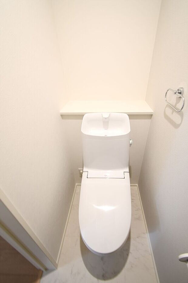 【トイレ】温水洗浄便座トイレ。新素材により、気になる便座もサッとひとふきでキレイになります。※1号棟
