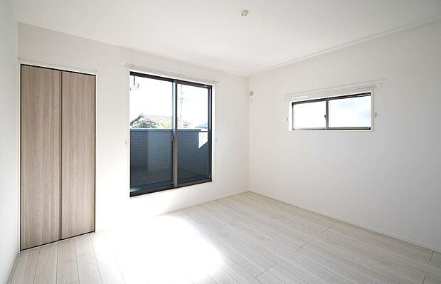 【主寝室】主寝室は広々していて安らげる空間に。大きな窓から光が差し込み、朝の目覚めも良さそう♪ ※7号棟