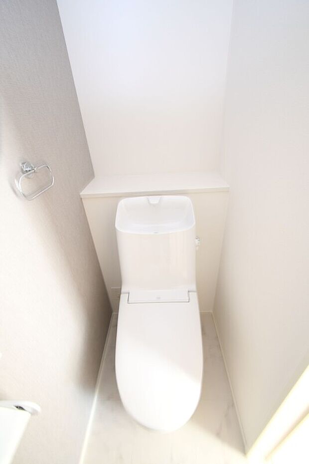【トイレ】温水洗浄便座トイレ。新素材により、気になる便座もサッとひとふきでキレイになります。※7号棟