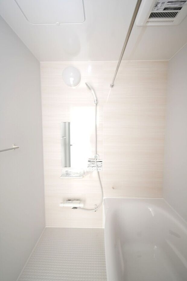 【浴室】1日の疲れをほぐす、とっておきのリラクゼーションタイムを楽しむバスルーム。 美しく、機能的なデザインを採用、清潔感あふれる心地よい空間づくりにこだわりました。