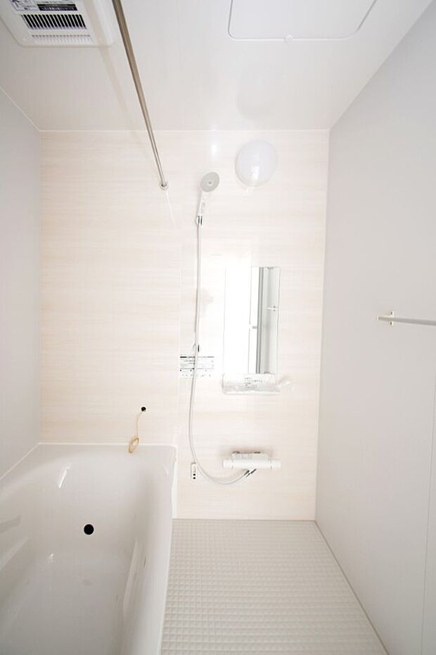 【浴室】1日の疲れをほぐす、とっておきのリラクゼーションタイムを楽しむバスルーム。 美しく、機能的なデザインを採用、清潔感あふれる心地よい空間づくりにこだわりました。※15号棟