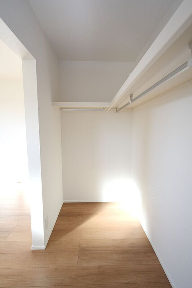 【ウォークインクローゼット】壁一面にハンガーパイプと上棚を設置。大容量収納力！春夏秋冬、季節ごとのお洋服を全てまとめてしまっておけるので、季節の変わり目にタンスの入れ替えを行う衣替えが不要になります♪
※15号棟