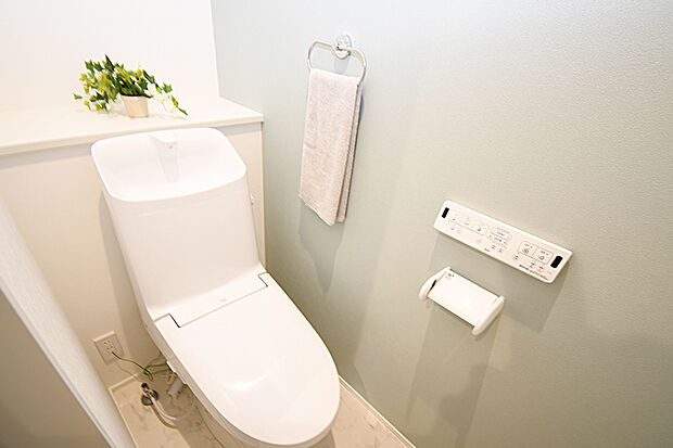 【トイレ】少ない水で流す事ができる環境にも経済的に配慮されたトイレ、シャワー洗浄付きなので快適です。※施工事例です。